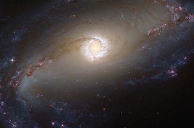 明亮的恒星环带围绕着棒旋星系NGC1097的“心脏”